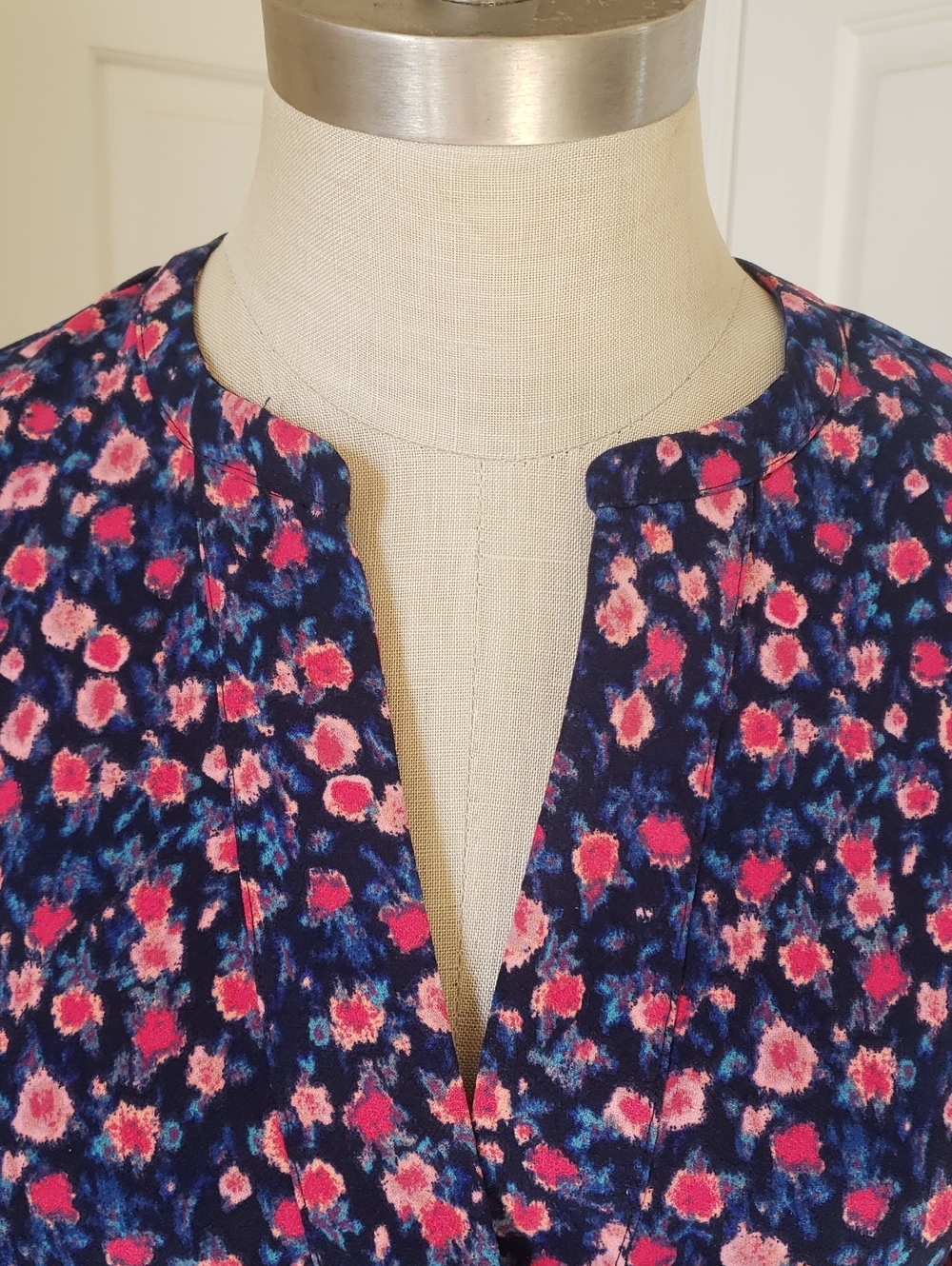 J.Crew Navy Pink Floral Split V-Neck Crepe Blouse Balloon Sleeve Size S - Picture 6 of 12